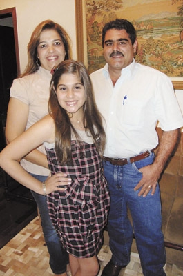 Papai Gabriel, mamãe Beatriz e a filha Laura Nassif Anawate, a mais nova princesa das Cavalhadas de Franca
